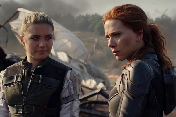 Florence Pugh e Scarlett Johansson em cena de Viúva Negra (2021) (Foto: Reprodução)