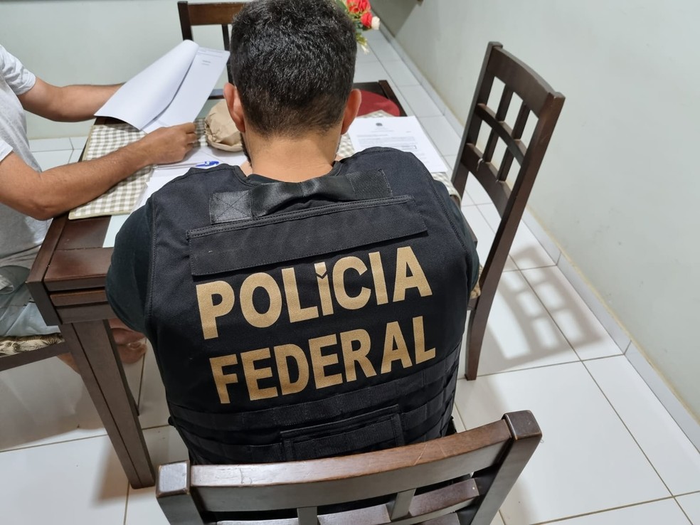 Operação Paper Wood, em Rondônia: agente cumpre mandado de busca — Foto: PF/Reprodução