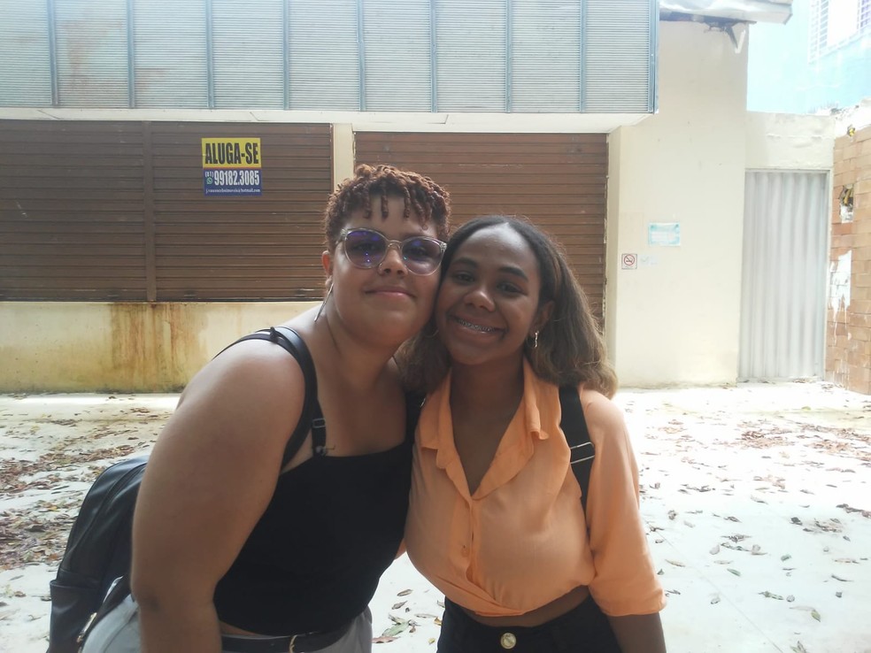 Enem 2022 - Recife - domingo (13): Larissa Soares chegou ao prédio da Unicap junto com a colega de turma Maria Luiza da Silva, também de 17 anos. — Foto: Paulo Veras/g1