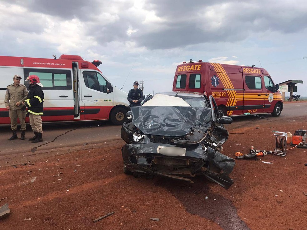 Além do idoso, veículo transportava outras duas pessoas que ficaram feridas — Foto: Vinícius Rangel/TVCA