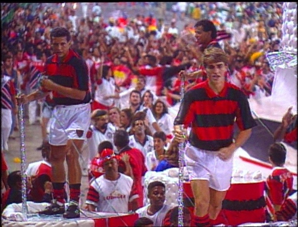 Jogadores do Flamengo na época, Sávio e Valber desfilam em carro alegórico da Estácio — Foto: Reprodução