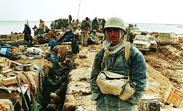 Soldado iraniano próxima a uma trincheira durante a guerra (Foto: Wikimedia Commons )