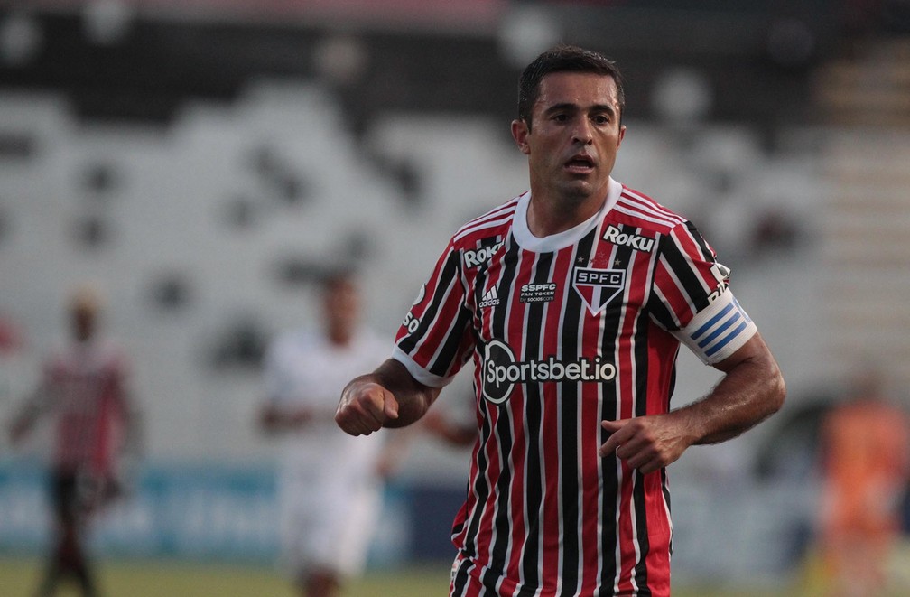 Eder recebeu a faixa de capitão do São Paulo contra a Ponte Preta — Foto: Rubens Chiri/Saopaulofc.net
