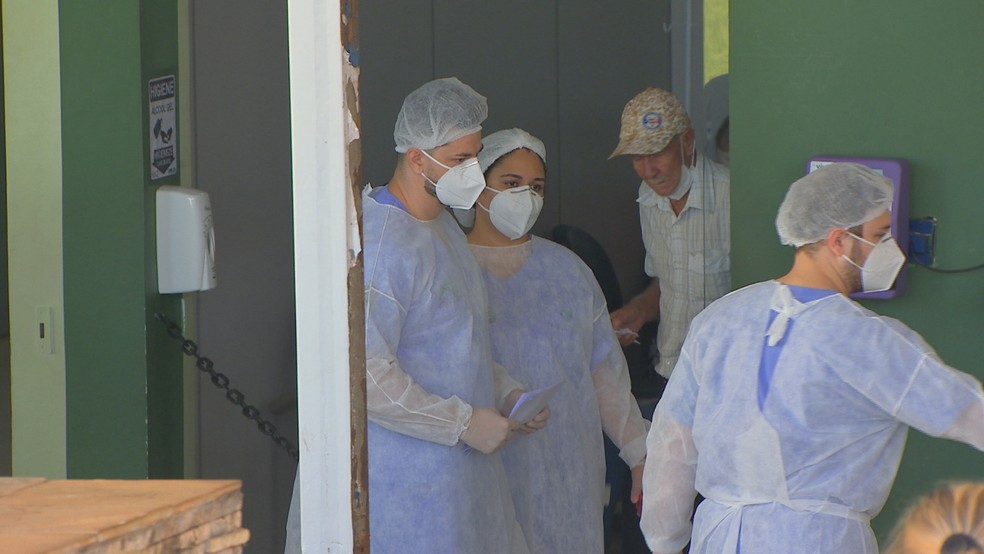 Profissionais de saúde atendendo pacientes em Catanduva  — Foto: Reprodução/TV TEM