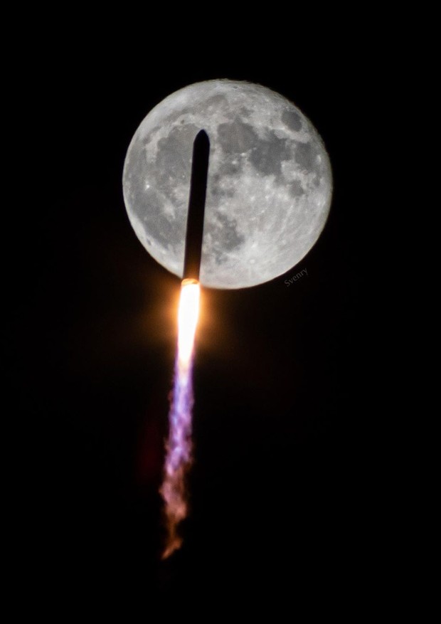 Fotos incríveis capturaram um foguete da NASA voando na frente da lua (Foto: Reprodução @svenry)