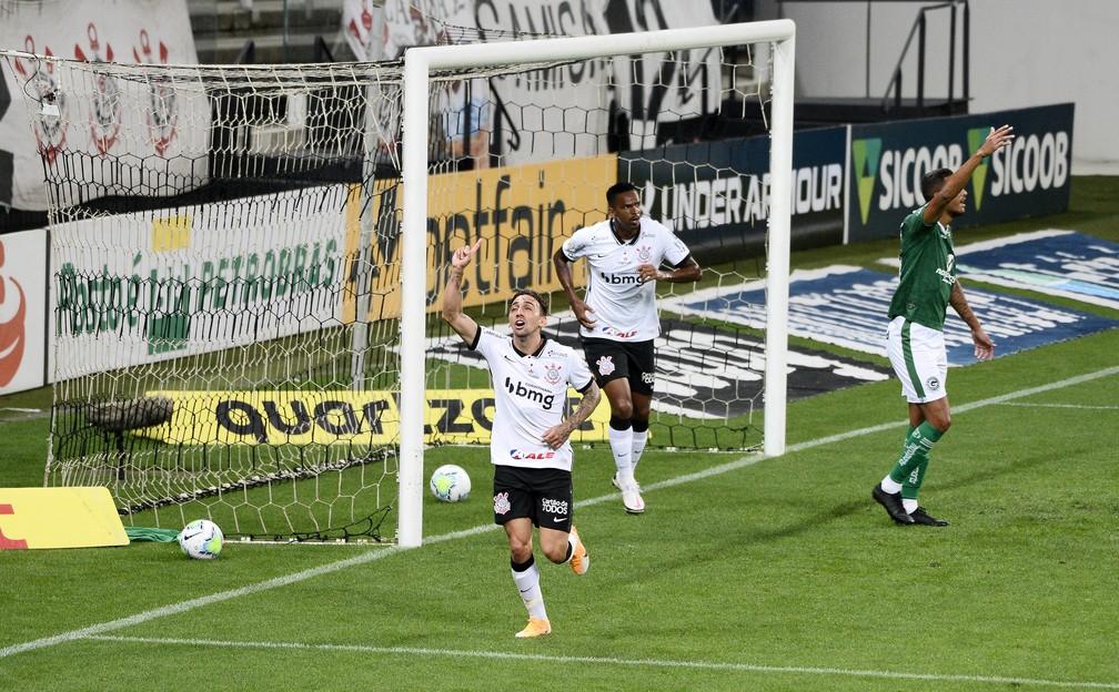 Gustavo Silva comemora o primeiro gol do Corinthians  — Foto: Marcos Ribolli