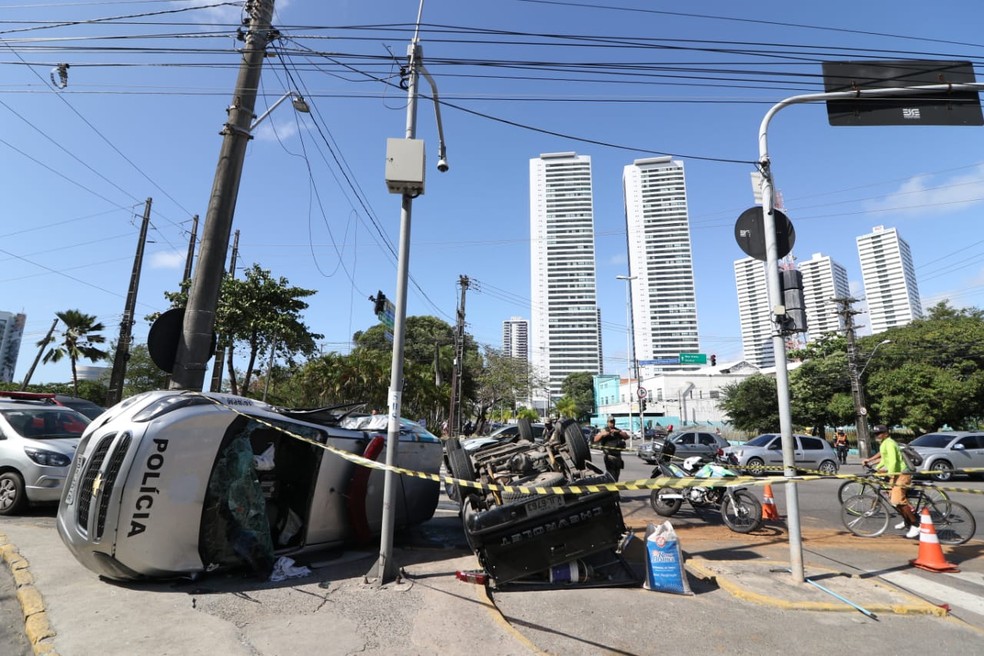 Acidente entre viatura da PM e caminhonete deixou tr&ecirc;s feridos no Centro do Recife, nesta ter&ccedil;a (30) &mdash; Foto: Marlon Costa/Pernambuco Press