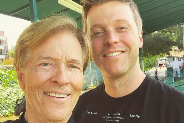 O ator Jack Wagner com o filho Harrison, encontrado morto em um estacionamento de Los Angeles na madrugada de 6 de junho de 2022 (Foto: Instagram)