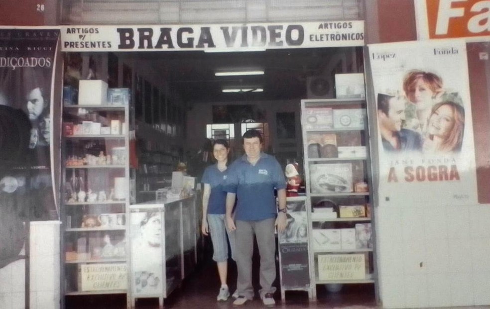 Gilberto e sua esposa Elisete no ínício da locadora — Foto: Arquivo pessoal 