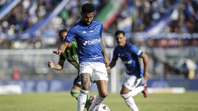 Wesley conduz a bola em Cruzeiro x América-MG