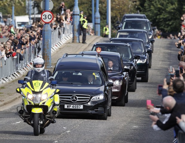 Cortejo fúnebre da rainha Elizabeth II deixa Balmoral (Foto: Getty Images)
