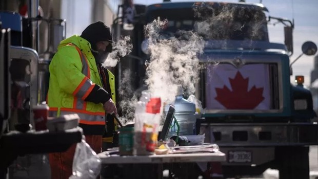 Os manifestantes no Canadá são uma mistura de cristãos evangélicos, mães contra o uso de máscaras, grupos antivacina e moradores da região contrários a bloqueios e passaportes vacinais (Foto: Getty Images via BBC)