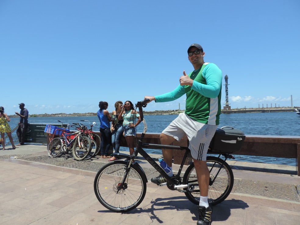Servidor público Renan Manguinho aproveitou o domingo para pedalar no Centro do Recife (Foto: Marina Meireles/G1)