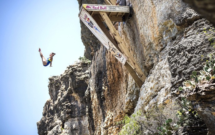 Jacqueline Valente, salto sobre penhasco (Foto: Getty Images)