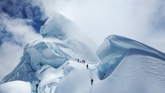 Durante a missão, os montanhistas passaram por diversos desafios climáticos, como tempestades de gelo — Foto: Divulgação/History
