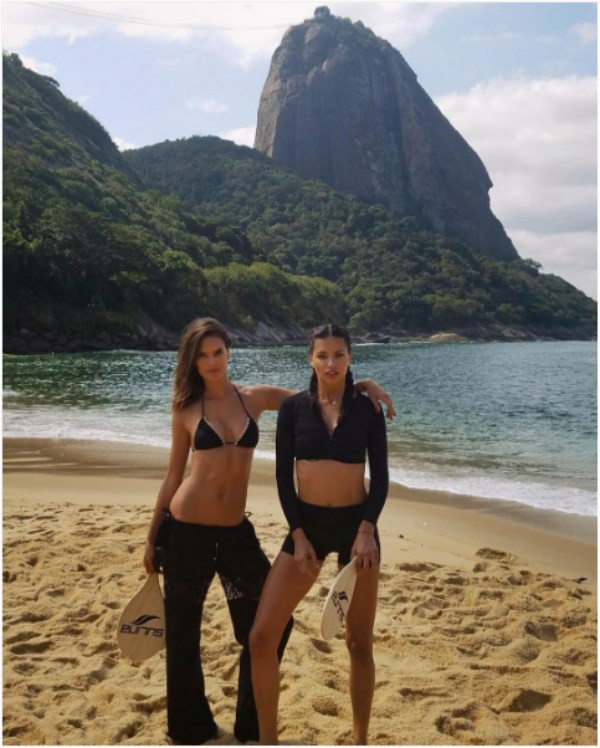 As modelos brasileiras Alessandra Ambrosio e Adriana Lima (Foto: Instagram)