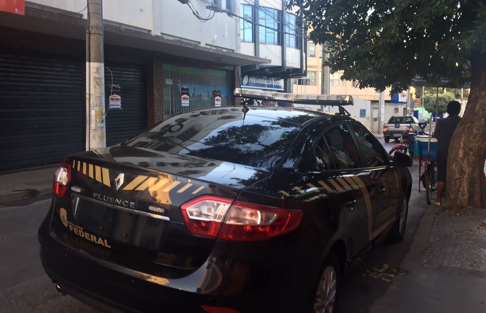 Polícia Federal cumpre mandados na sede do INSS em Montes Claros (Foto: Natália Jael/ Inter TV)