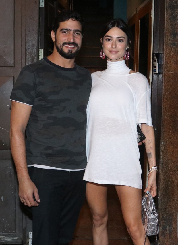 a aniversariante Thaila Ayala posa com o noivo, o ator Renato Góes (Foto: Thyago Andrade/BrazilNews)