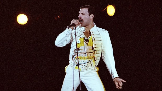 Freddie Mercury em show da banda Queen no Reino Unido (Foto:  Pete Still/Getty Images)