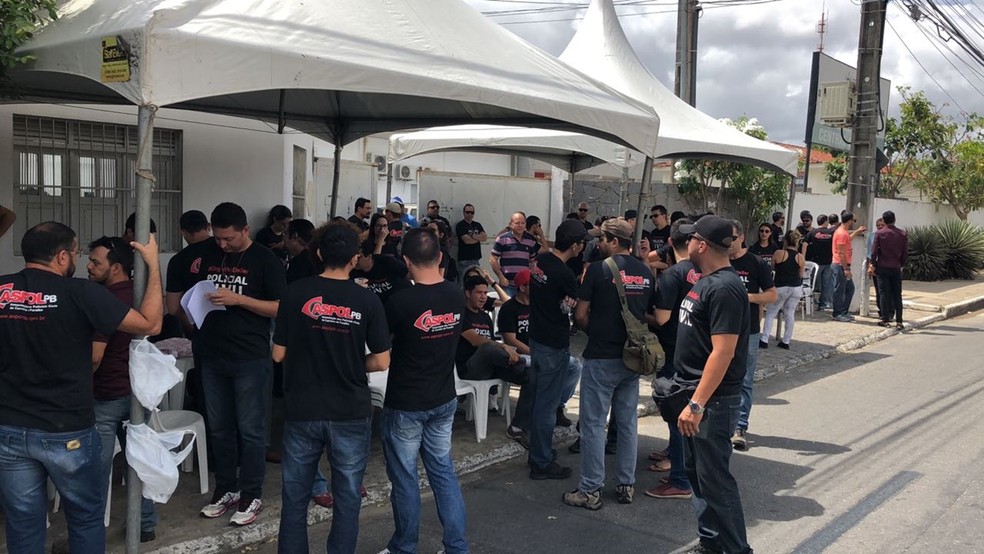 Agentes e escriv&atilde;es tamb&eacute;m se reuniram na Central de Pol&iacute;cia Civil de Campina Grande, no bairro do Catol&eacute; (Foto: Silas Batista/CBN)