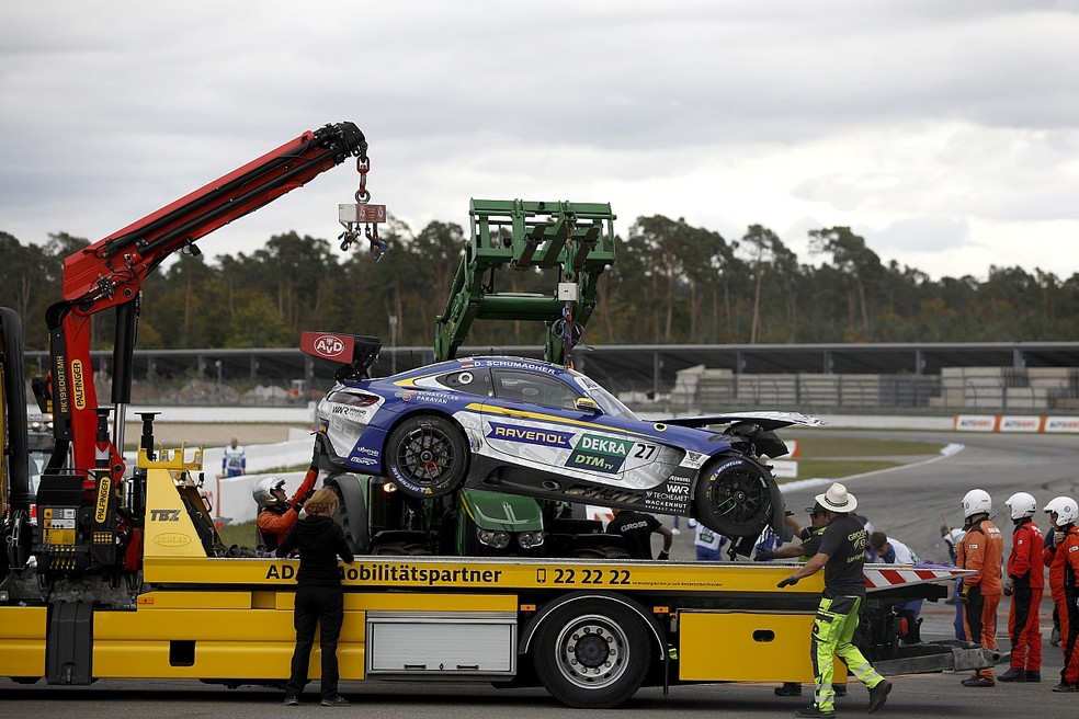 Carro de David Schumacher é removido após acidente na final da DTM em Hockeinheim — Foto: LAT Images