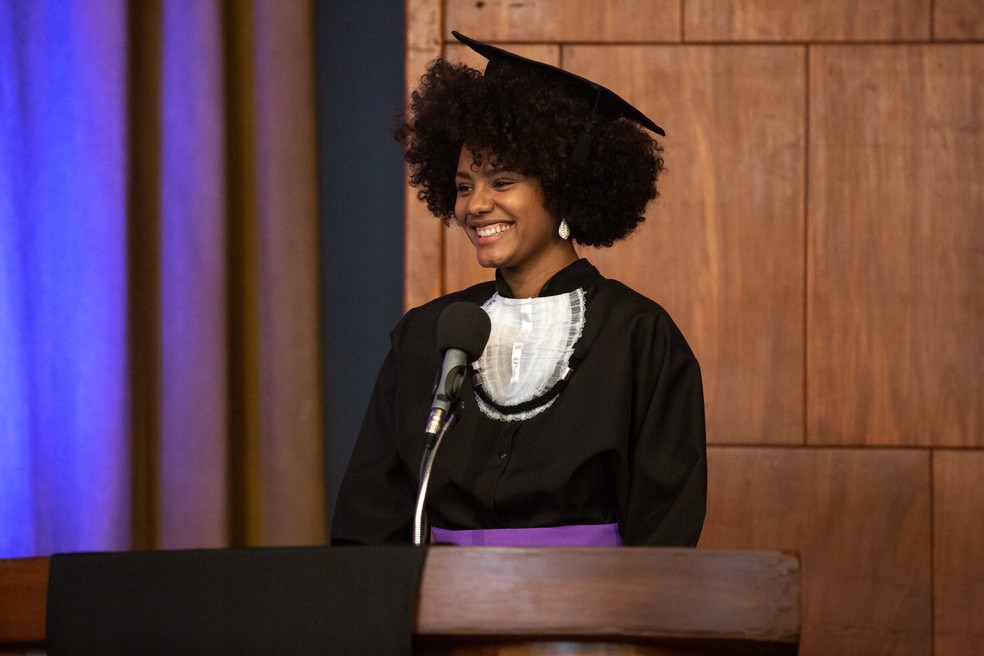 Em 'Amor de Mãe', Camila faz um discurso emocionante ao se formar em História. Ela dedica o diploma à sua mãe, Lurdes (Regina Casé) — Foto: Isabella Pinheiro/Gshow