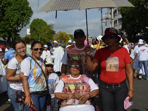 Família da doméstica Mônica Renata (2ª à esquerda) foi reunida ao Círio de Macapá (Foto: Abinoan Santiago/G1)