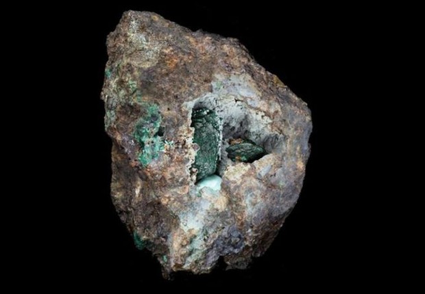 BBC: A kernowite tem cor verde escura e foi encontrada em uma rocha extradída há mais de dois séculos (Foto: MUSEU DE HISTÓRIA NATURAL DE LONDRES VIA BBC)