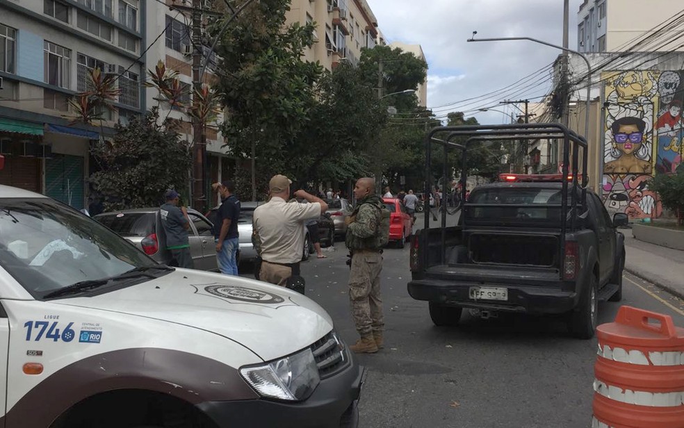 Rua do Matoso, entre as ruas Doutor Satamini e Hadock Lobo está ionterditada ao tráfego (Foto: Fernanda Rouvenat)
