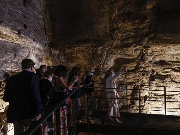 ROME, ITALY, JUNE 25: A group of reporters and guests enter the Hypogea area of the Colosseum ahead of a press conference to present the end of second stage of the monument's restorations, in Rome, Italy, on June 25, 2021. The underground level will be ma (Foto: Anadolu Agency via Getty Images)