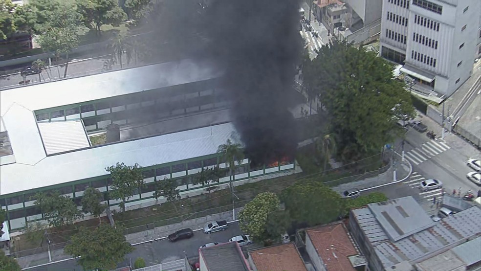 Incêndio atinge Etec na Zona Norte de SP — Foto: Reprodução/TV Globo