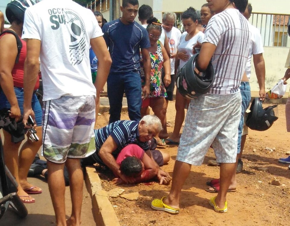 Homem foi imobilizado até a chegada da Polícia Militar (Foto: Divulgação)