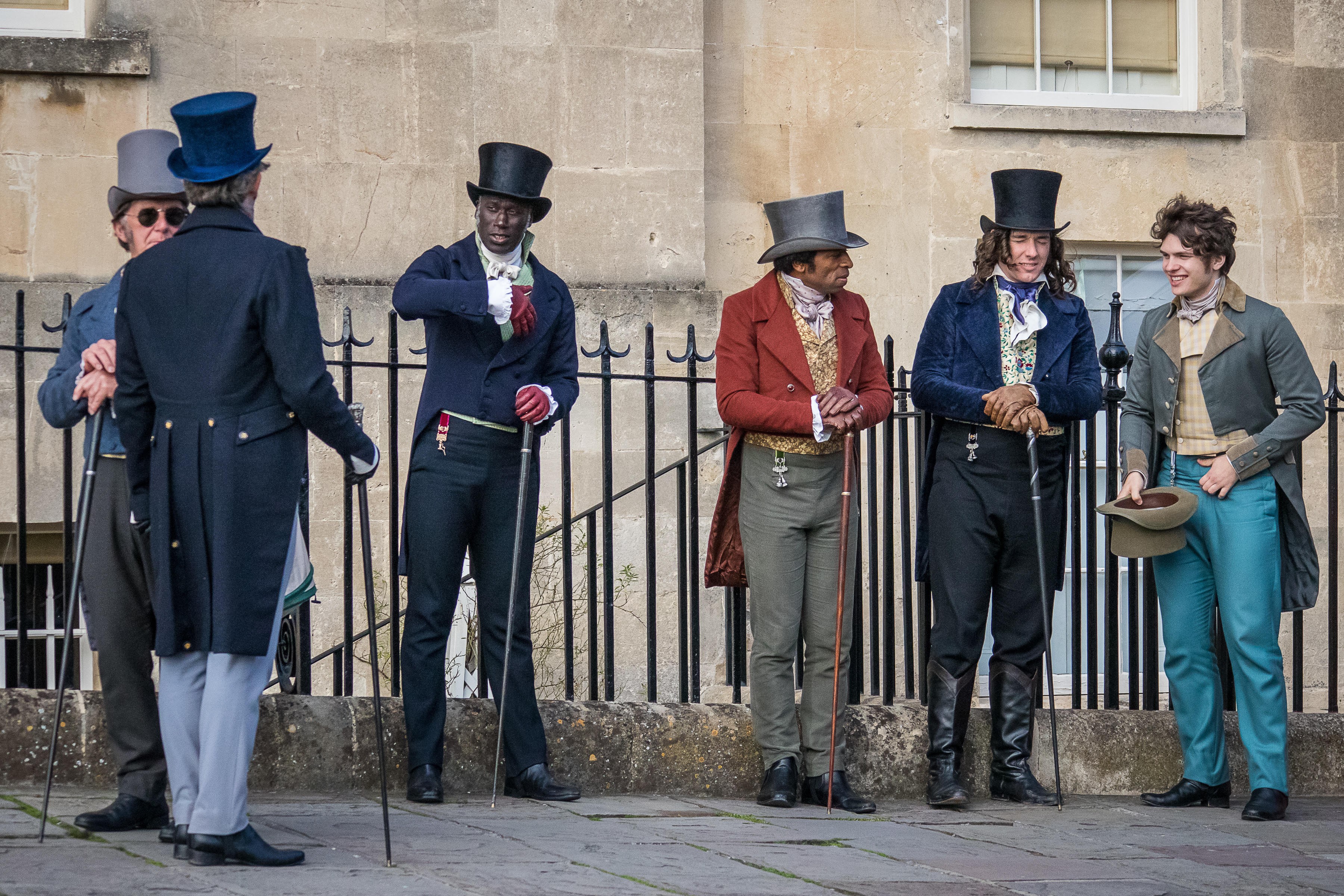 Atores de Bridgerton em cena, no Royal Crescent, Bath, na Inglaterra (Foto: David Betteridge/Alamy Live News)