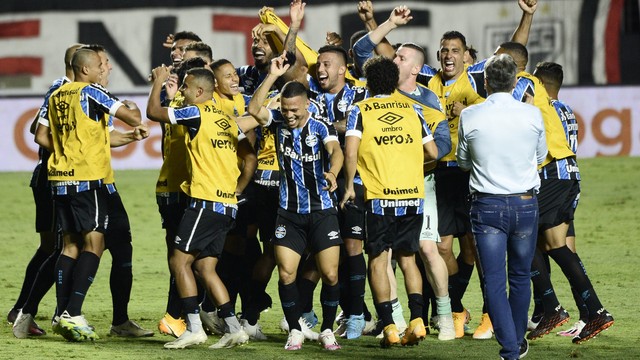 Jogadores do Grêmio comemoram classificação na Copa do Brasil