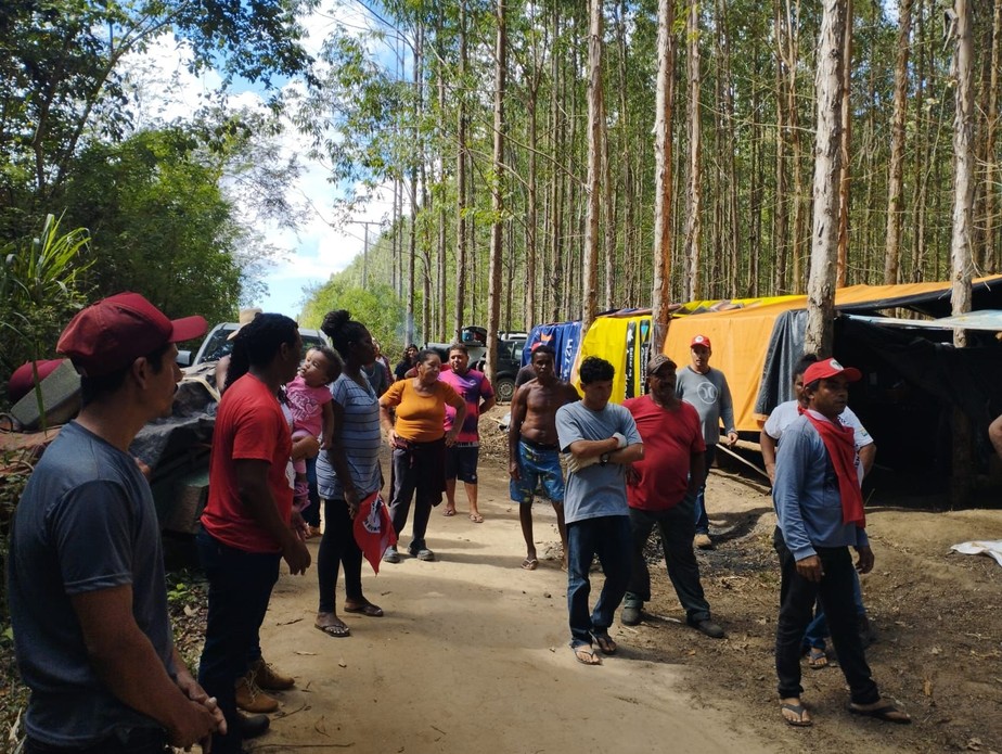 Cerca de 200 famílias ocuparam uma área em Aracruz (ES), onde fica a planta da Suzano, mas que, de acordo com o MST, pertence ao Estado