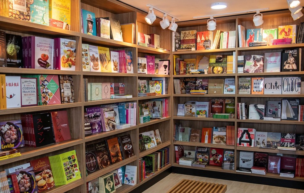 São mais de 600 títulos em oferta em áreas como arquitetura, artes, negócios, gastronomia, turismo, desenvolvimento social e moda, dentre outras — Foto: JR Panela
