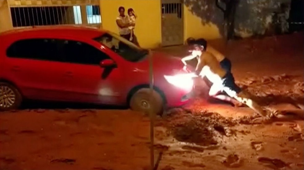 Carros que tentam passar pela rua ficam atolados — Foto: TVCA/Reprodução
