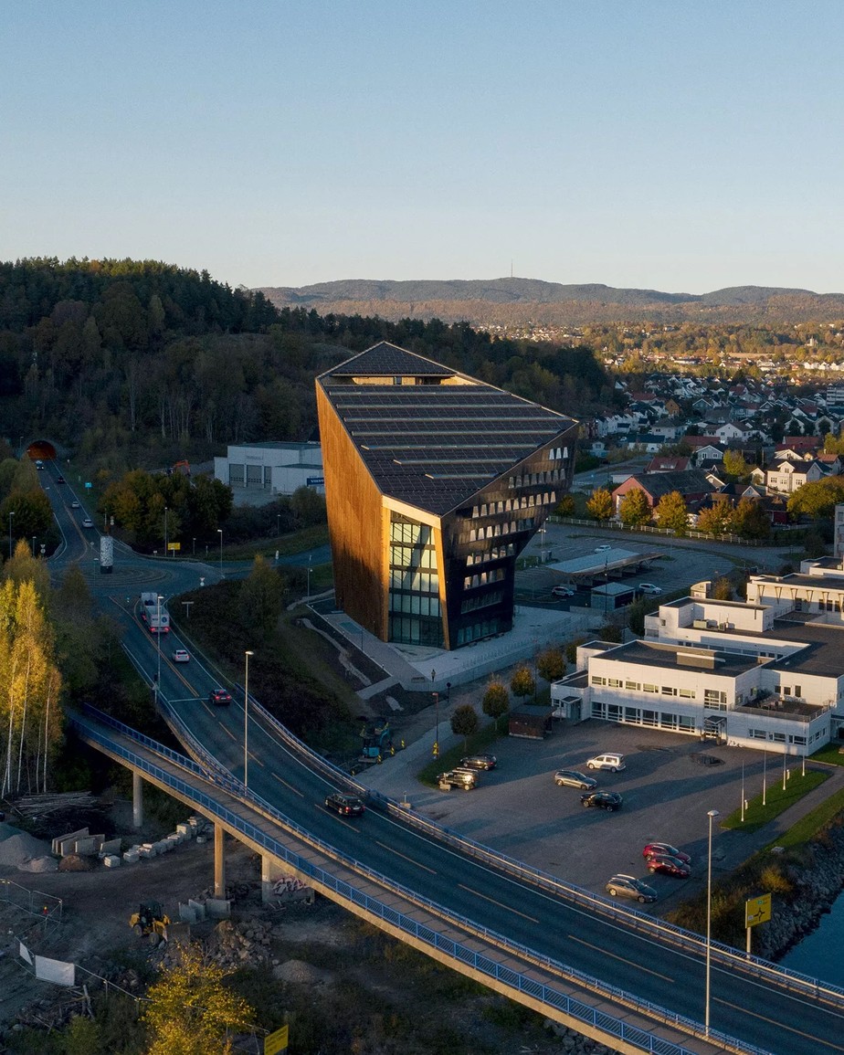 Na cidade industrial de Porsgrunn, Noruega, o projeto corporativo de 11 andares Powerhouse Telemark, assinado pelo escritório Snøhetta e concluído em 2020, reduz o consumo anual de energia em 70% se comparado a edifícios semelhantes – e toda a demanda é coberta pela produção realizada pela fachada e pela cobertura
