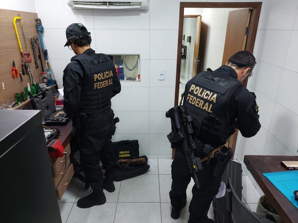 Na primeira fase, a operação cumpriu mandados em cinco estados contra grupo suspeito de tráfico de armas e drogas — Foto: Divulgação/Polícia Federal