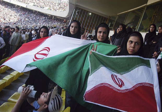 Mulheres iranianas em estádio de futebol - Irã - futebol - mulheres (Foto: Majid Saeedi/Getty images)