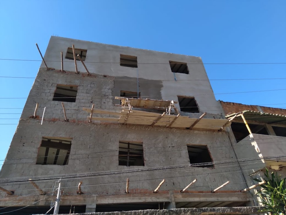 Andaime em obra clandestina no DF — Foto: PCDF/Divulgação