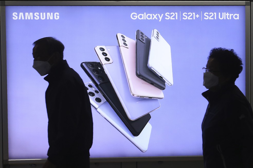 Pessoas passam por anúncio do Samsung Galaxy S21 em uma estação de metrô em Seul, na Coreia do Sul, no dia 28 de abril de 2021. — Foto: AP Photo/Ahn Young-joon
