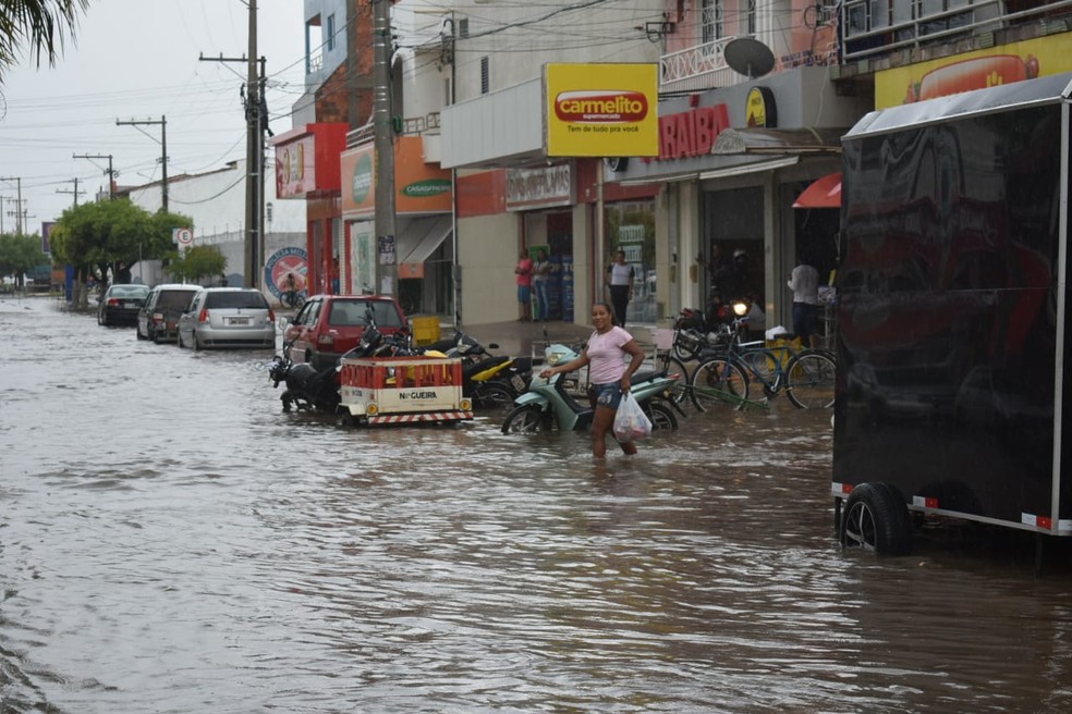 Ruas ficaram alagadas por causa da chuva forte — Foto: Gazeta 5