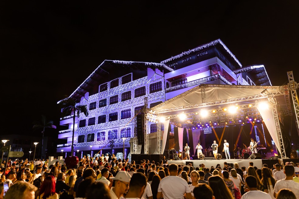 Palco montado ao lado do prédio da prefeitura em Blumenau para réveillon 2023 — Foto: Prefeitura de Blumenau/Divulgação