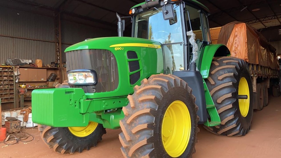 Avaliados em mais de R$ 1 milhão, tratores são furtados em fazenda do prefeito de Iepê (SP), em Rancharia (SP) — Foto: Beto Suniga
