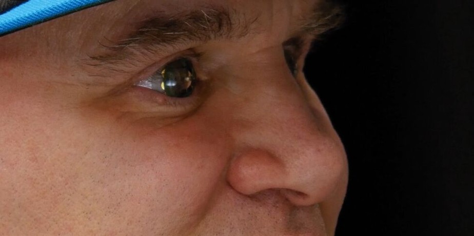 Parece ficção: tela microLED microscópica turbina lente de contato