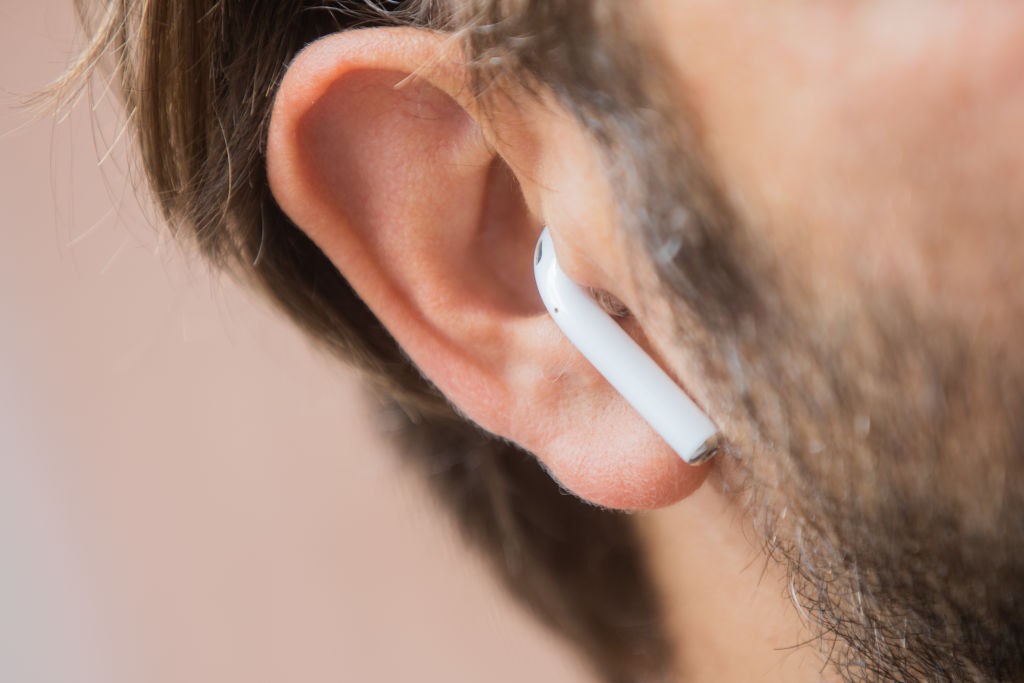 Homem usa Airpod, o fone de ouvido sem fio da Apple (Foto: Rolf Vennenbernd/picture alliance via Getty Images)