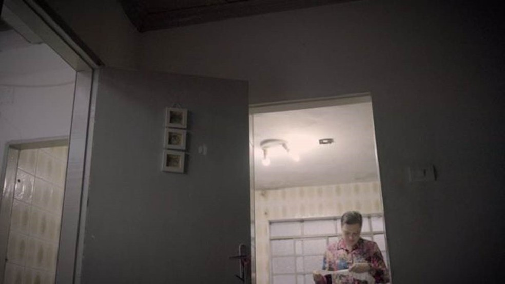 'Tem semana em que a gente não tem grana', diz Alessandra sobre mudanças na vida da família após a crise — Foto: Fernando Quixote/BBC