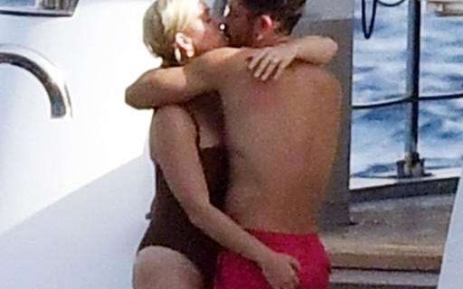 Orlando Bloom ganha mão boba de Katy Perry em passeio por Capri