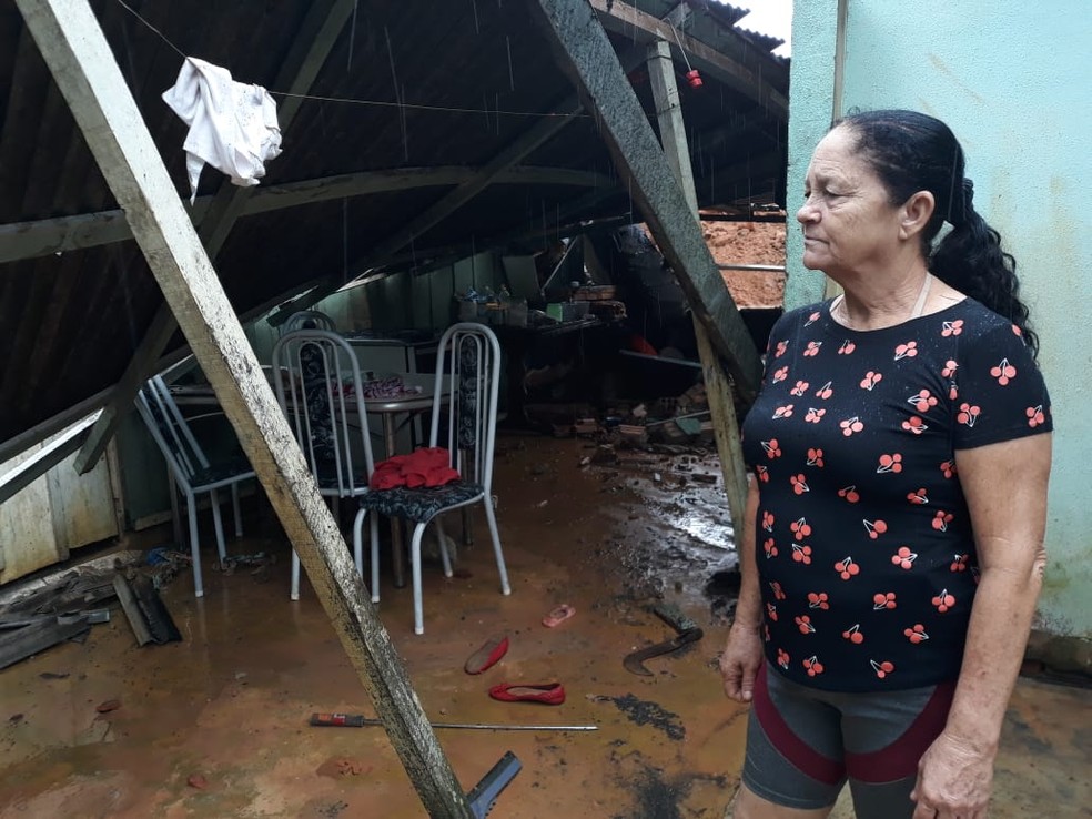Maria Iolanda, da casa, conta que descansava quando ouviu estrondo em casa &mdash; Foto: William Andrade/Rede Amaz&ocirc;nica